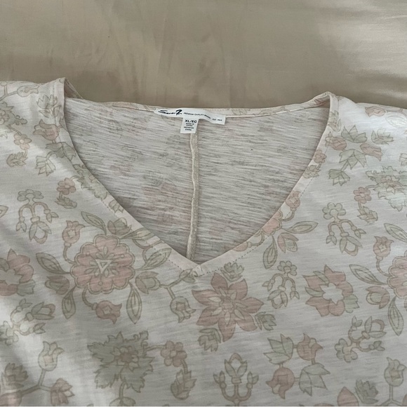 Seven7 V Neck Short Sleeve Pale Neutral Floral T Shirt • Size XL - Picture 12 of 13